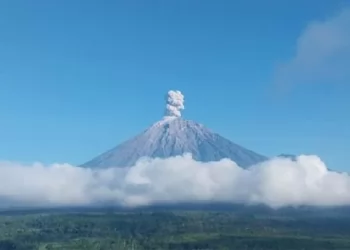 Semeru Menggeliat Pagi Buta: Dentuman Sunyi yang Menggetarkan Lumajang
