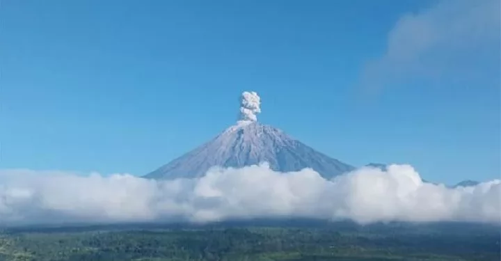 Semeru Menggeliat Pagi Buta: Dentuman Sunyi yang Menggetarkan Lumajang
