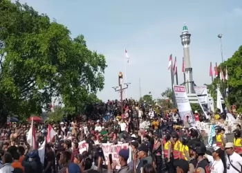 Ribuan Warga Pati Geruduk Alun-Alun, Desak Bupati Sudewo Mundur