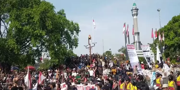 Ribuan Warga Pati Geruduk Alun-Alun, Desak Bupati Sudewo Mundur