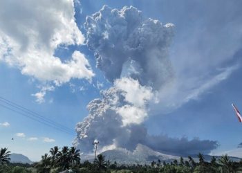 Gunung Lewotobi Laki‑laki Meletus Hebat, Kolom Abu Menjulang: Warga Diminta Jauhi Zona Bahaya