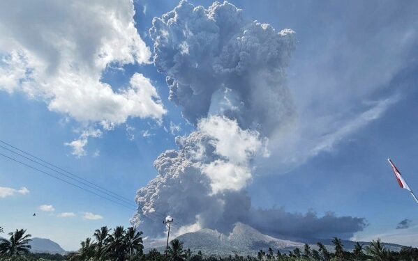 Gunung Lewotobi Laki‑laki Meletus Hebat, Kolom Abu Menjulang: Warga Diminta Jauhi Zona Bahaya