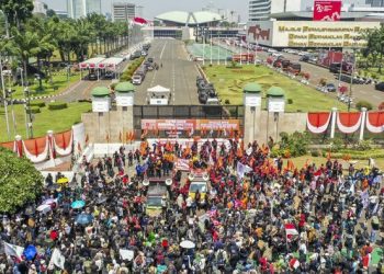 Gelombang Massa Padati Depan DPR: Protes Tunjangan DPR Membara di Jakarta