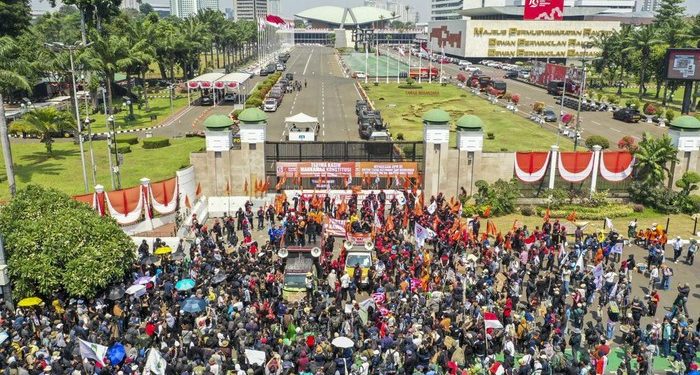 Gelombang Massa Padati Depan DPR: Protes Tunjangan DPR Membara di Jakarta