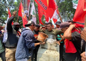 Petani Nekat Cor Badan Saat Aksi Tuntut Reforma Agraria