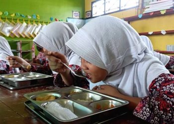 Program Makan Gratis Kembali Jadi Sorotan, Ribuan Pelajar Sakit Usai Konsumsi
