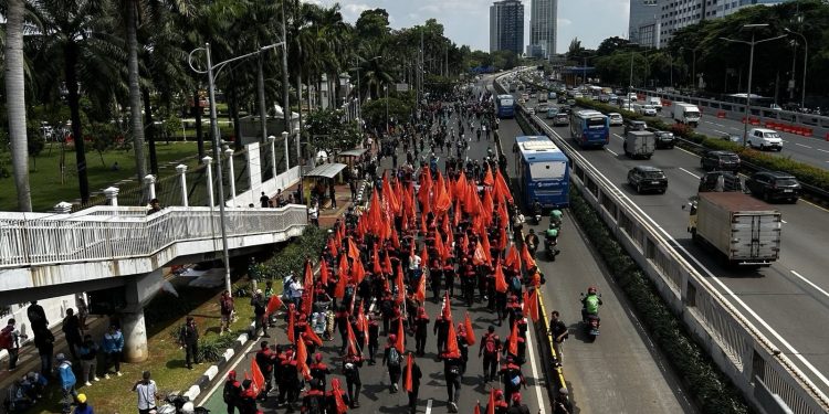 Buruh Bergerak: Tuntut Kenaikan Upah dan Akhiri Sistem Outsourcing
