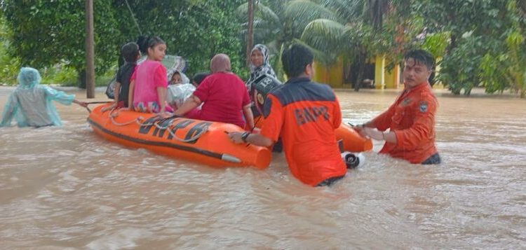 Padang Dilanda Banjir Mendadak, Warga Berlarian Selamatkan Barang Berharga
