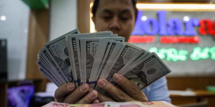 Rupiah Bergerak Fluktuatif Terhadap Dolar AS di Tengah Sentimen Global