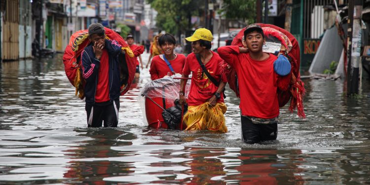 Hujan Ekstrem Picu Banjir di Sejumlah Wilayah Jakarta, Aktivitas Warga Terganggu