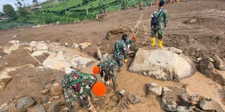 Evakuasi Korban Longsor di Cisarua Masih Berlangsung, Warga Bertahan di Tengah Ketidakpastian