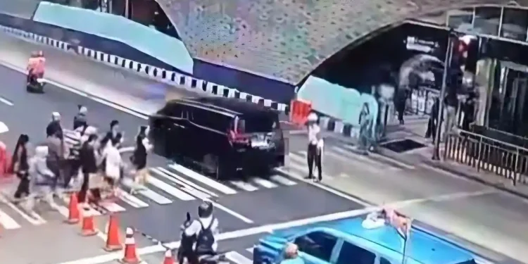 Mobil Alphard Viral Terobos Zebra Cross di Bundaran HI, Polisi Lakukan Penyelidikan